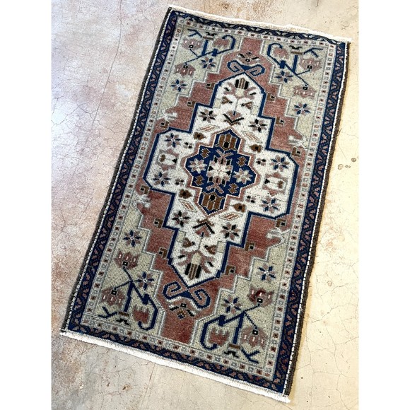 Vintage Turkish Anatolian 100% Wool Handwoven 1'9 x 3'1 feet Carpet Prayer Rug - Picture 1 of 3